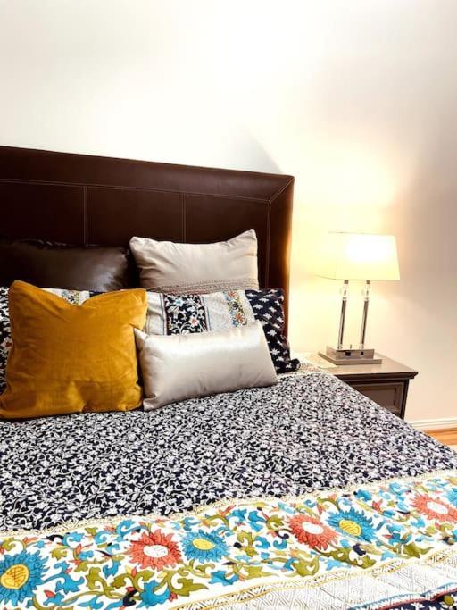 Apartment Vintage 2 Bed 2 Bath Distillery District
